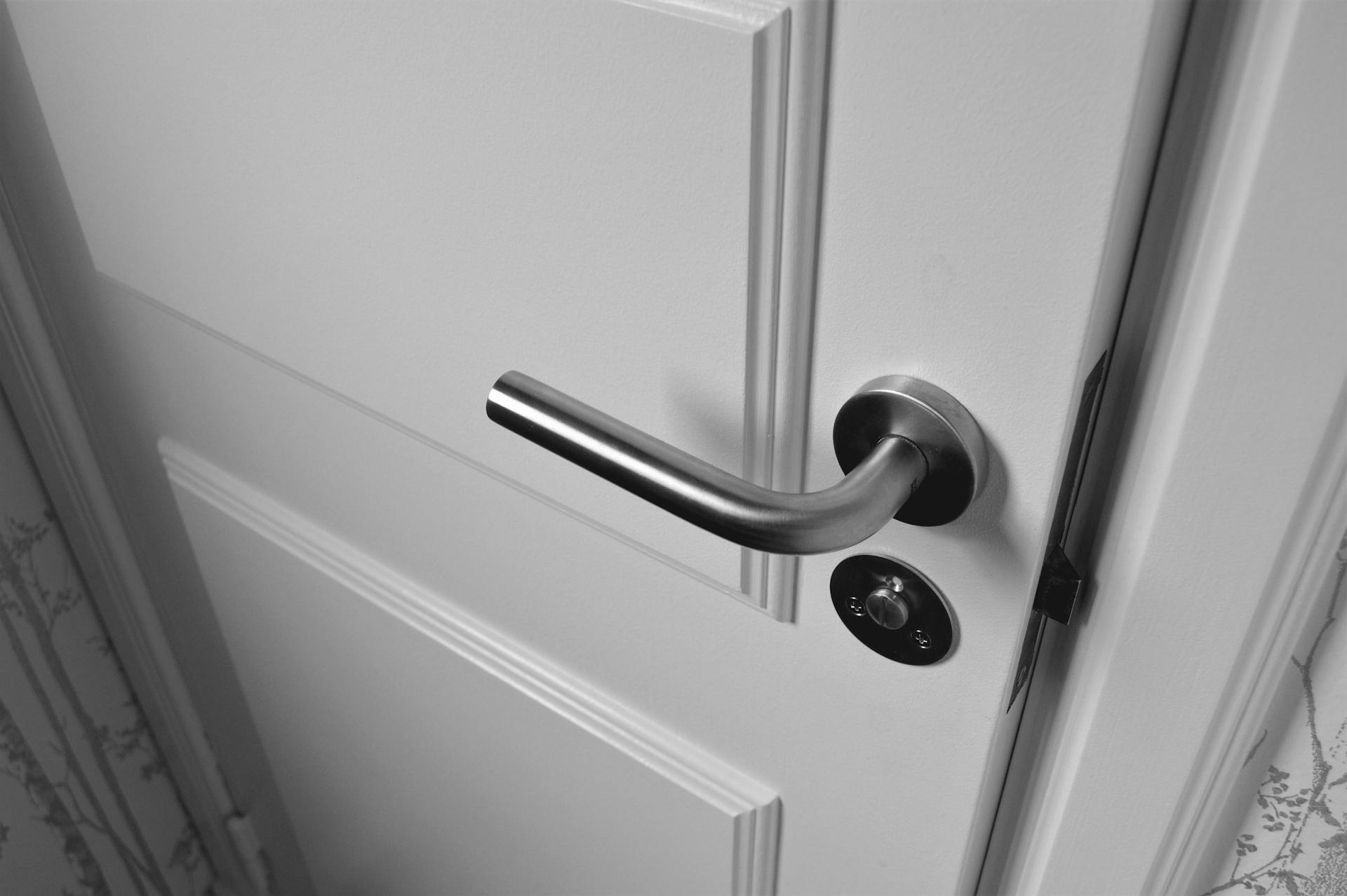 A door handle | Source: Pexels