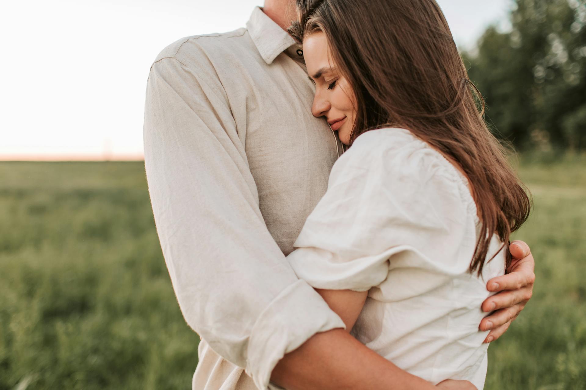 A couple hugging | Source: Pexels