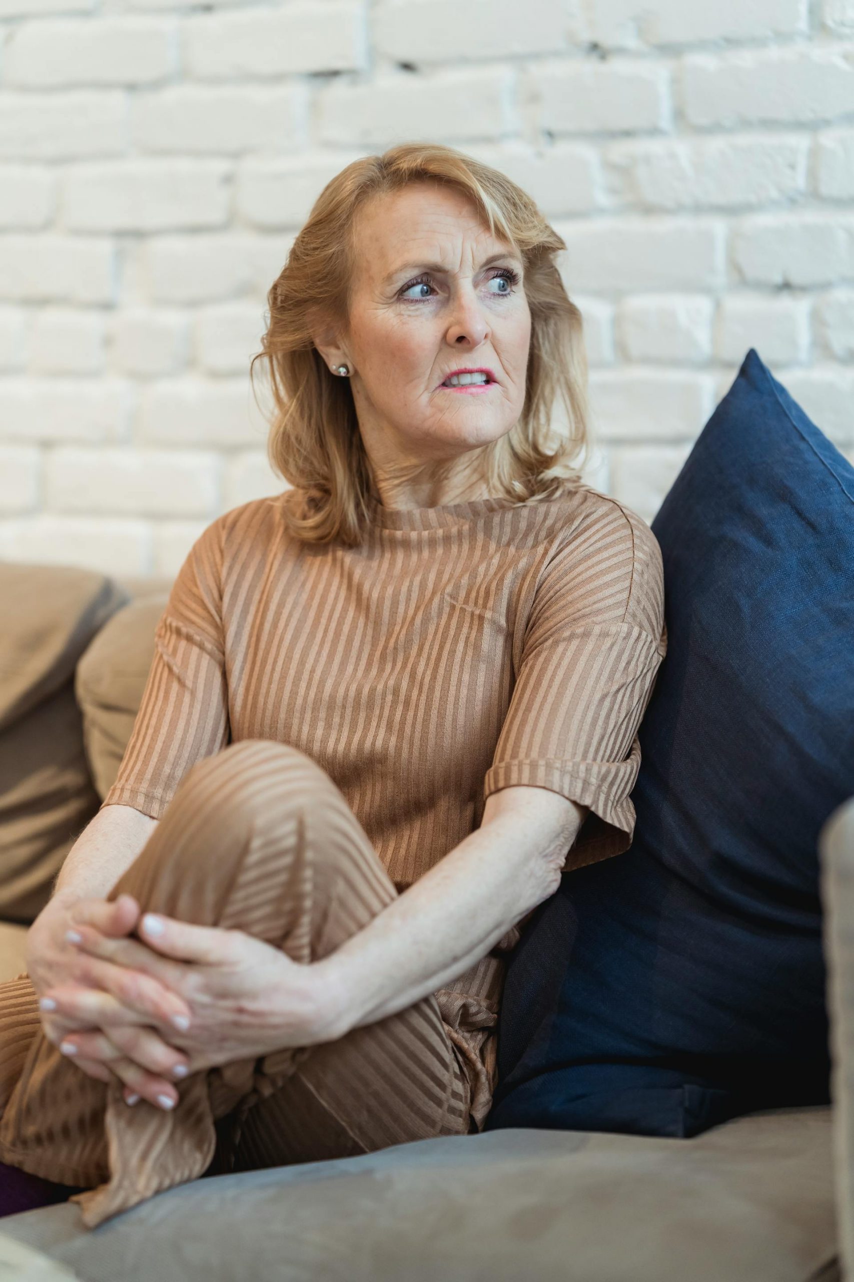 A sneering older woman | Source: Pexels