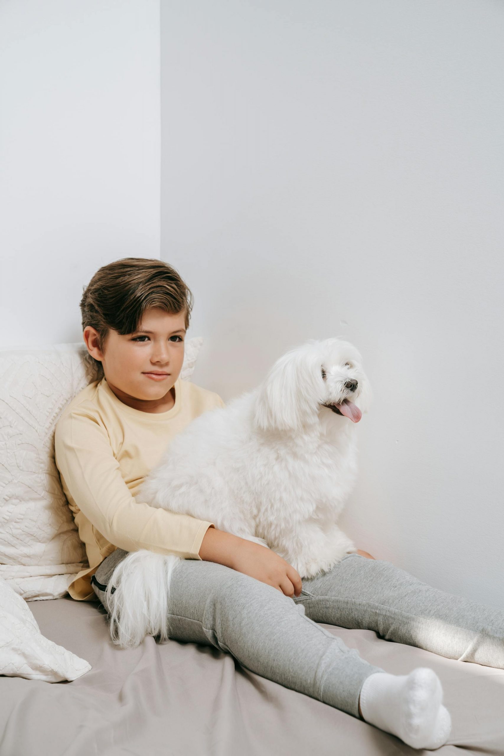 A boy on a bed | Source: Pexels