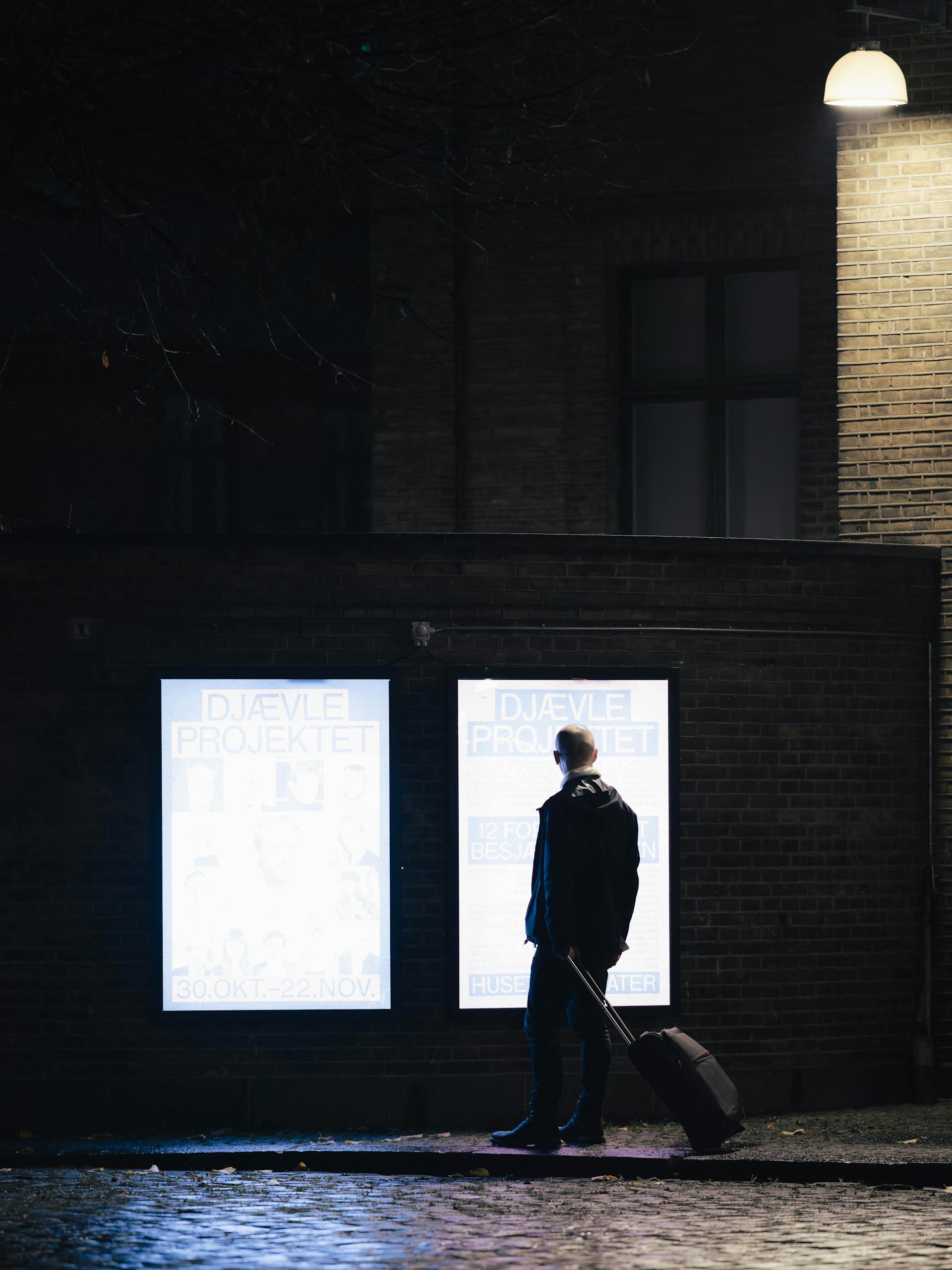 A man wheeling a suitcase | Source: Pexels