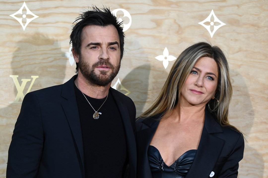 Justin Theroux and Jennifer Aniston pose at a Louis Vuitton event with artist Jeff Koons in Paris on April 11, 2017 | Source: Getty Images