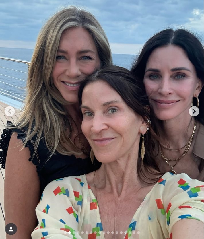 Jennifer Aniston poses with friends, dated September 7, 2025 | Source: Instagram/jenniferaniston