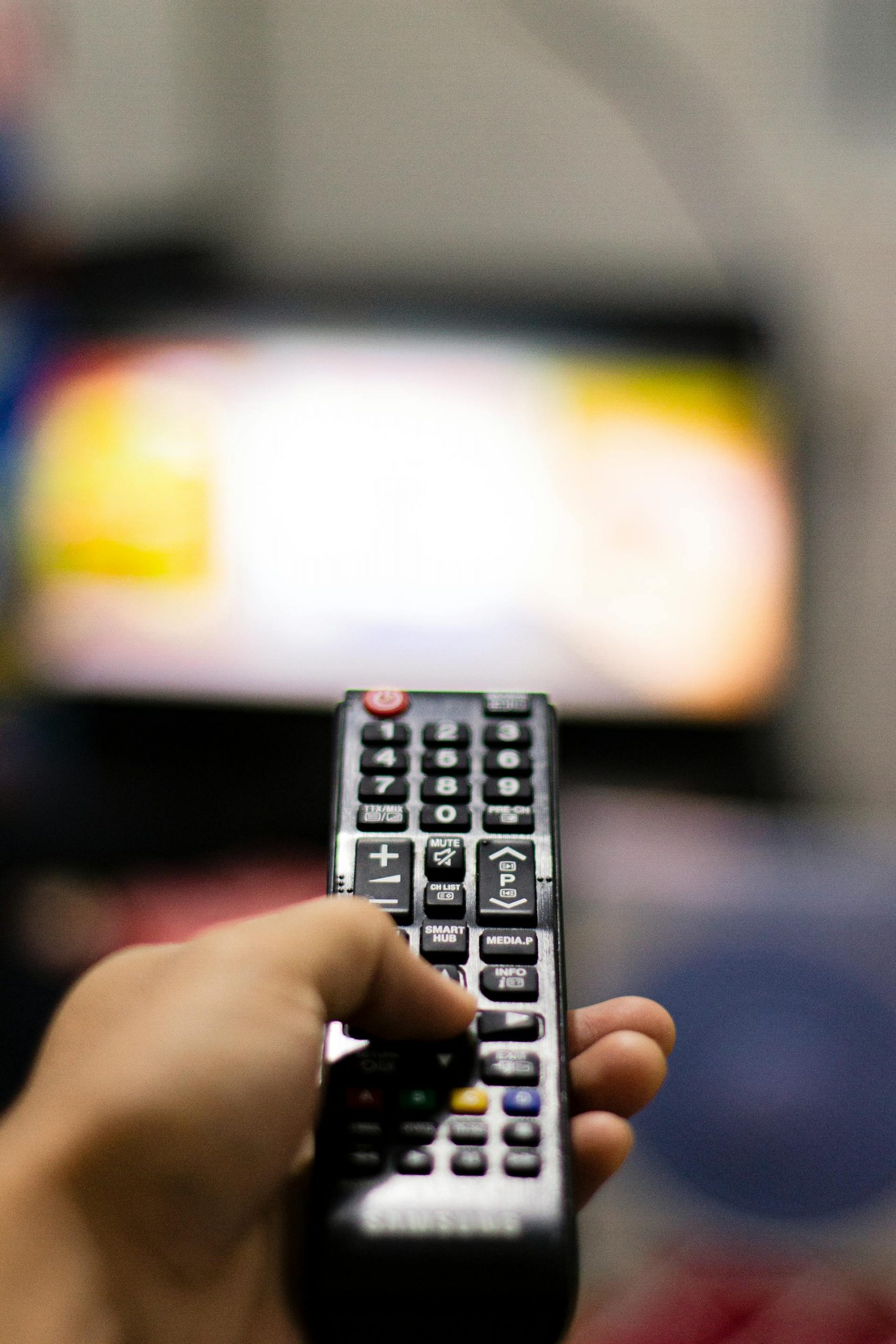 A man holding a TV remote | Source: Pexels