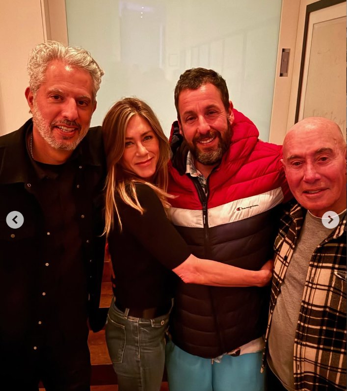 Jennifer Aniston poses with friends, dated September 7, 2025 | Source: Instagram/jenniferaniston