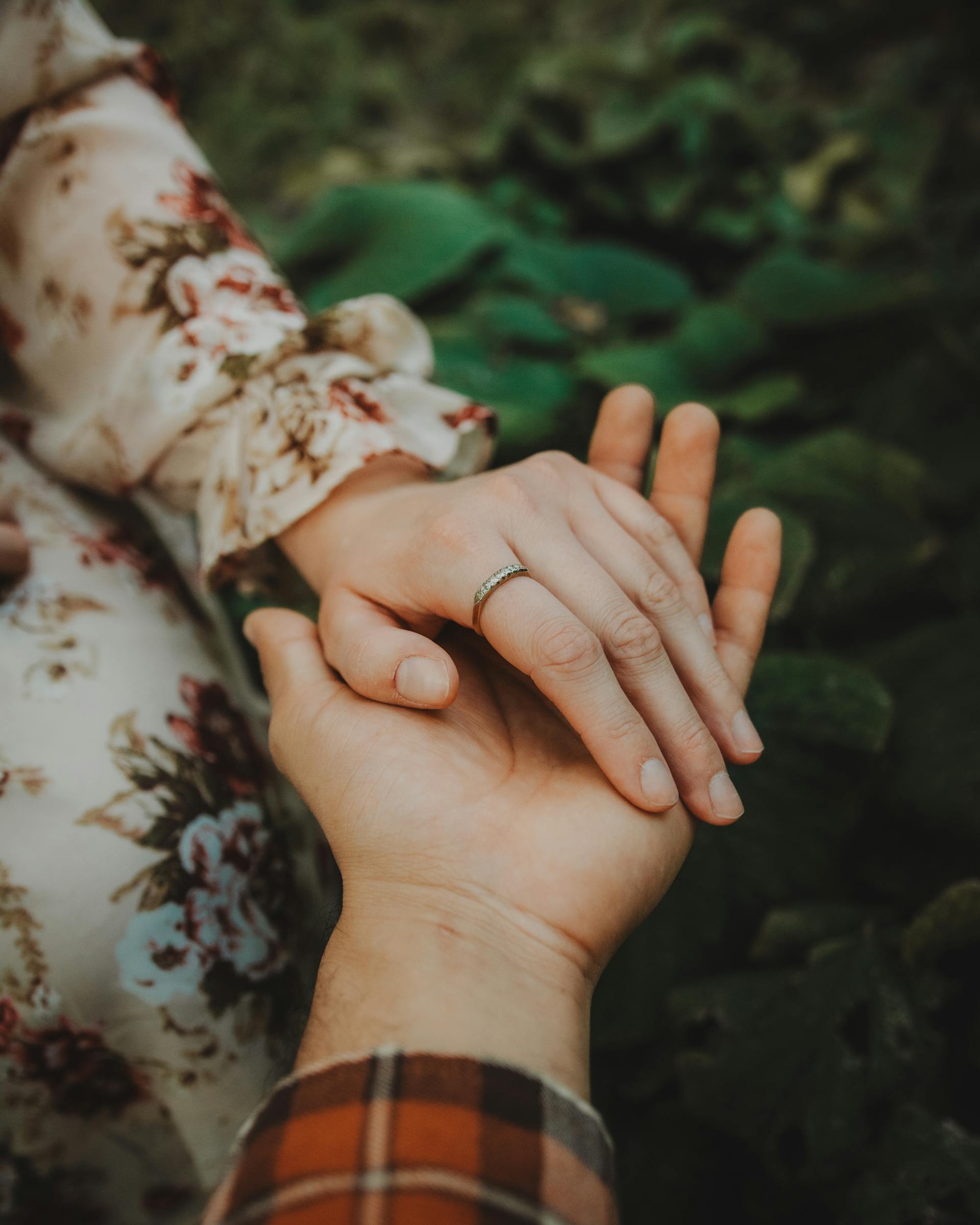 A couple holding hands | Source: Pexels