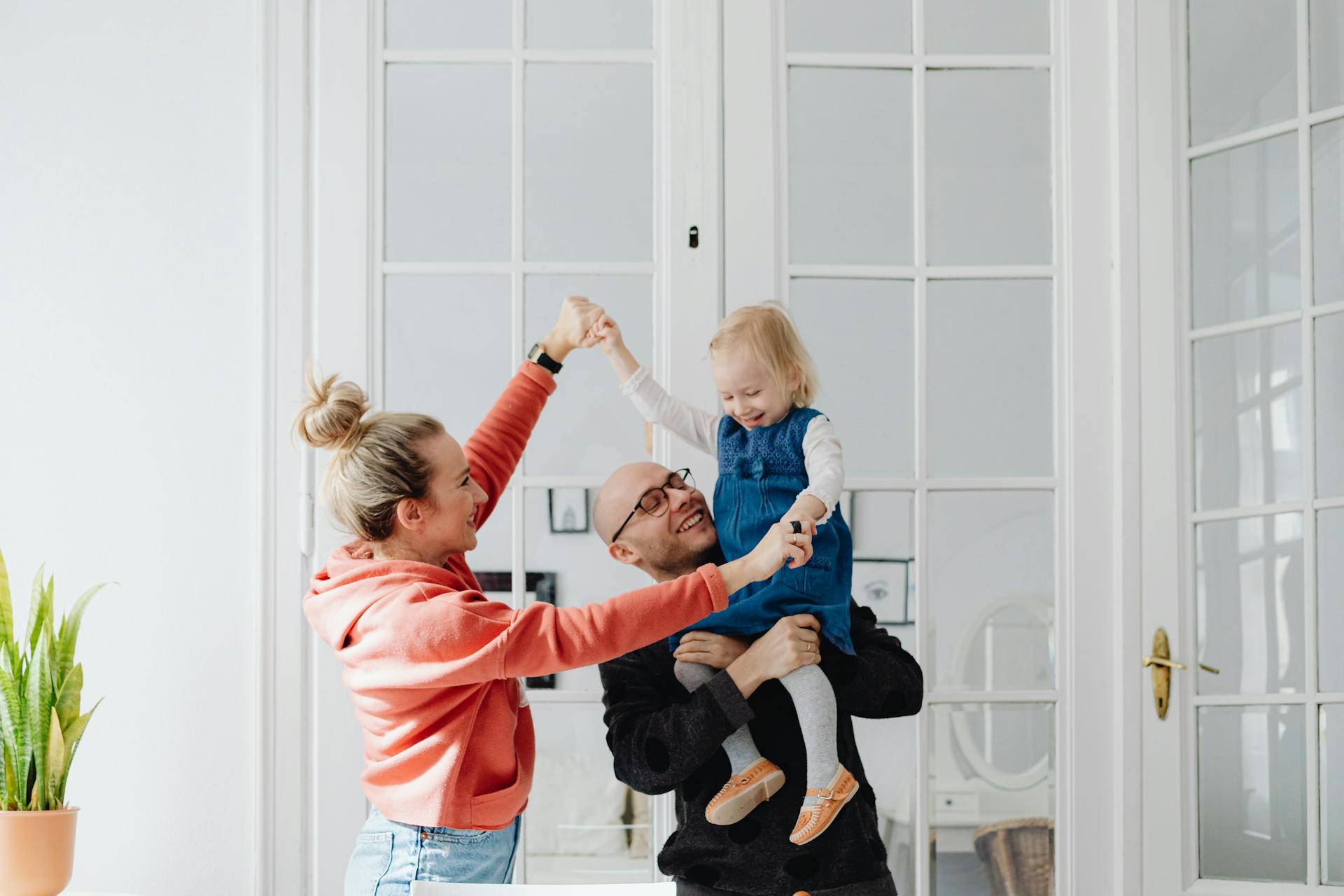 A happy family | Source: Pexels