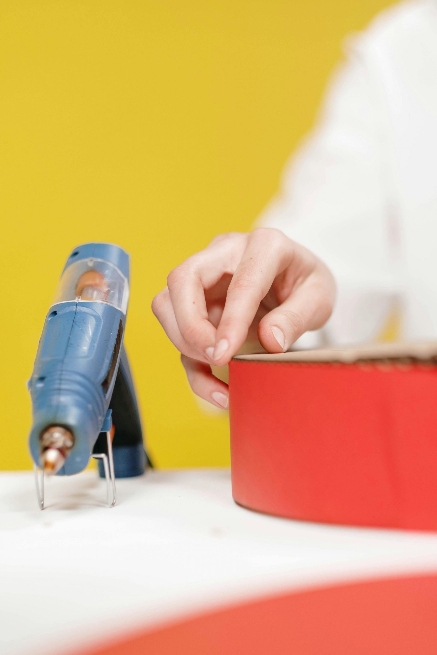 A glue gun on a table | Source: Pexels