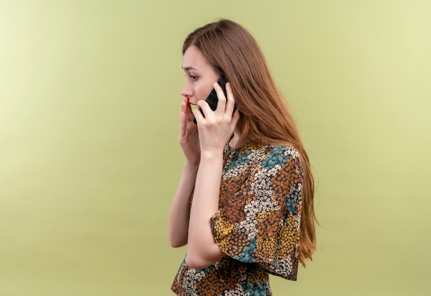 An anxious woman talking on the phone | Source: Freepik
