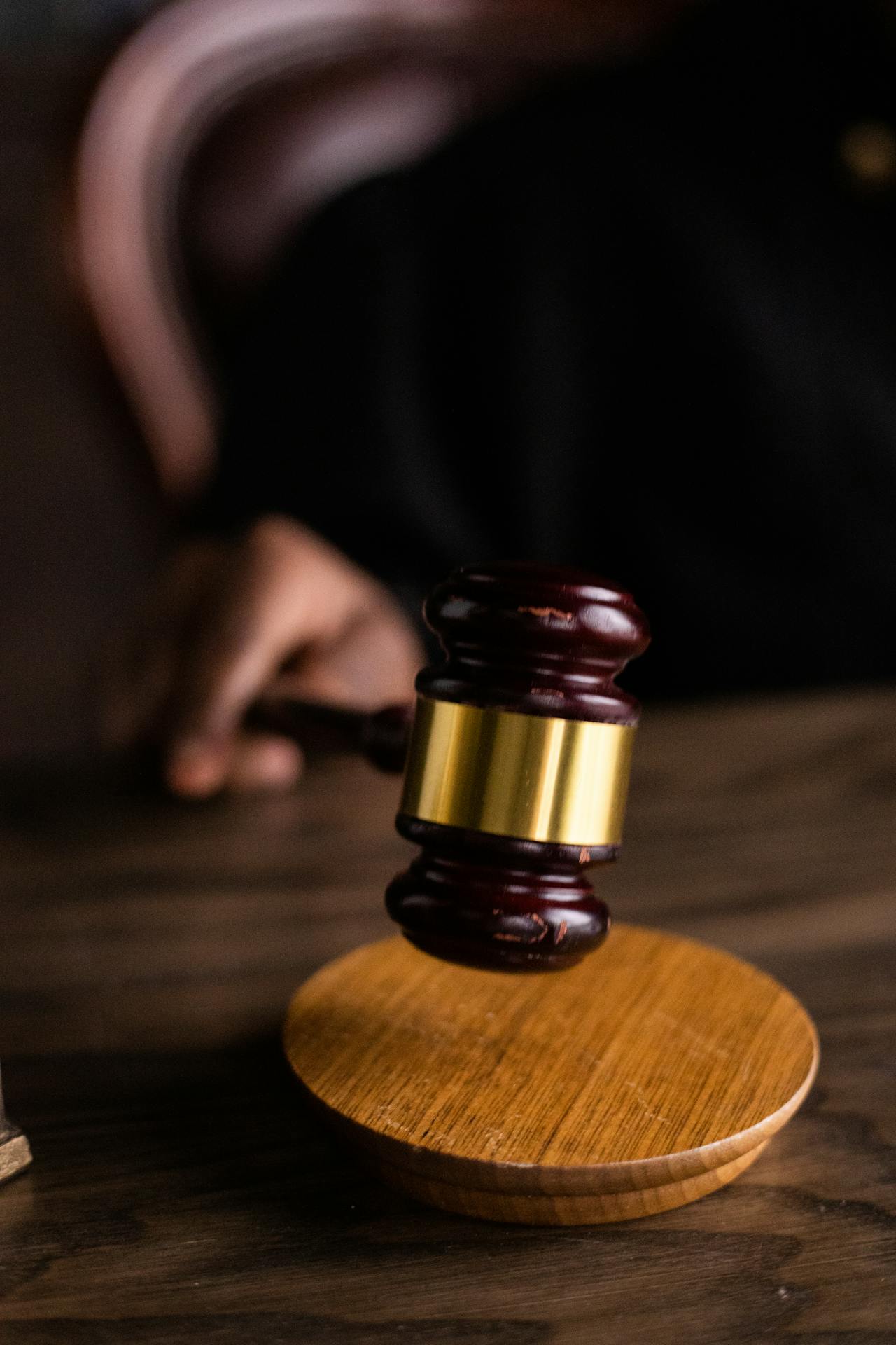 A judge holding a wooden gavel | Source: Pexels