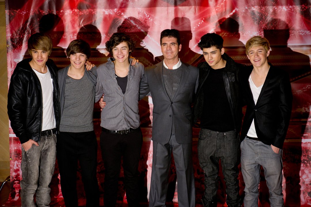 Liam Payne, Louis Tomlinson, Harry Styles, Zayn Malik, and Niall Horan of One Direction with Simon Cowell at a photocall during