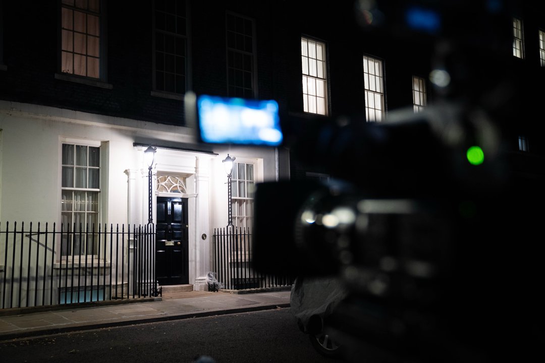 Cameras gathered outside 11 Downing Street on November 26, 2025, as Chancellor of the Exchequer Rachel Reeves prepared to unveil her high-stakes Budget in the House of Commons. With tensions mounting over looming tax hikes and public frustration at an all-time high, the scene outside the black door of Number 11 was calm but watchful.
