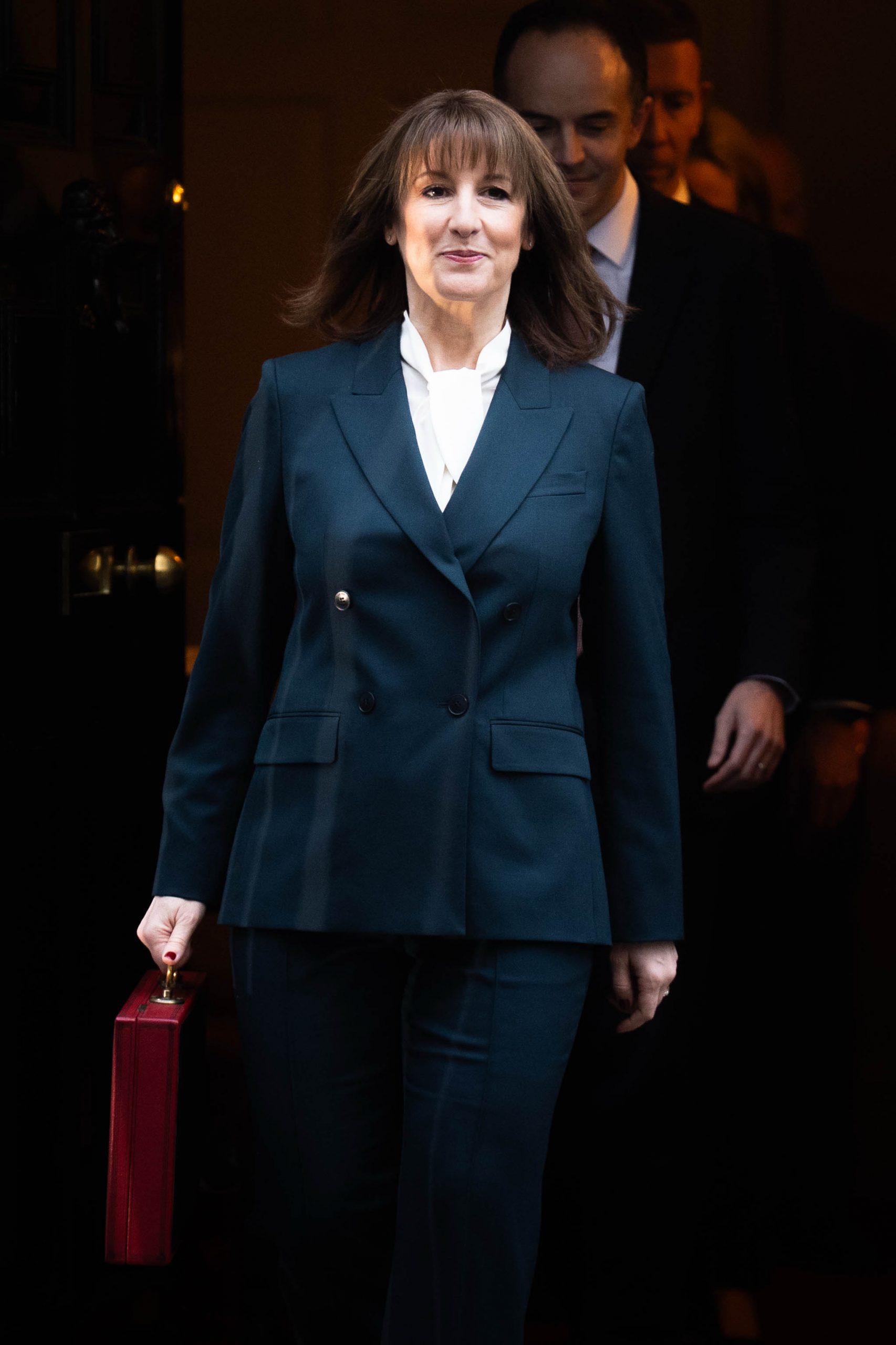 With her ministerial red box in hand, Chancellor Rachel Reeves emerged from 11 Downing Street flanked by advisers as she prepared to deliver her Budget to Parliament. Her confident stride captured the gravity of the moment, as the country braced for what was expected to be a defining address amid economic strain.