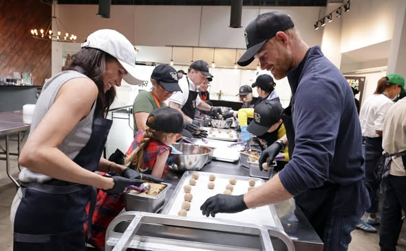 Harry, Meghan, Lilibet, and Archie seen volunteering at Our Big Kitchen Los Angeles on November 26, 2025 | Source: Facebook/extra