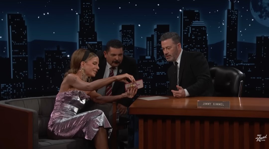 Kate Beckinsale shows Jimmy Kimmel and Guillermo Rodriguez photos of the egg on her cell phone during her appearance on 