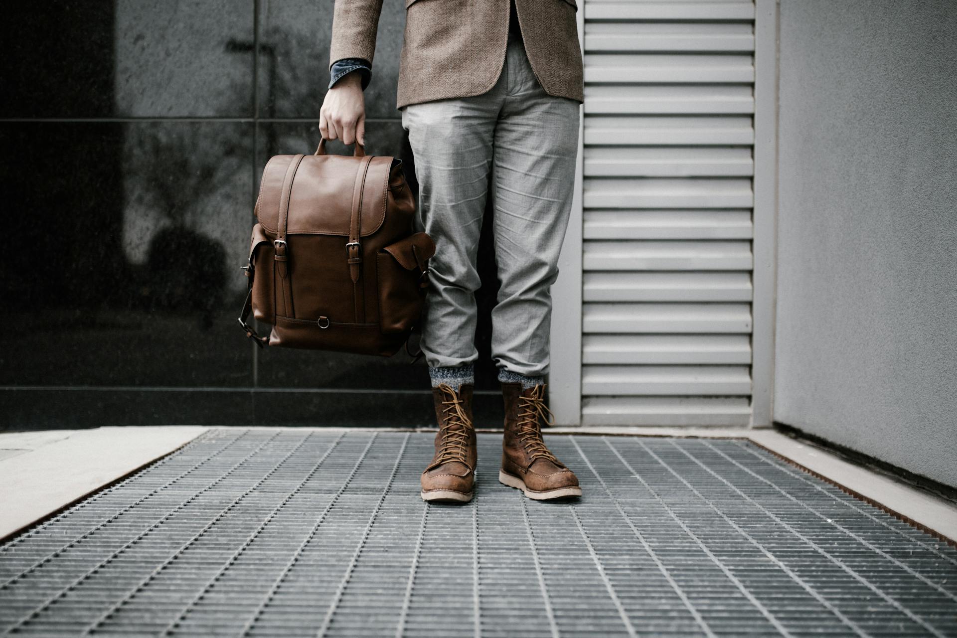 A man holding a bag | Source: Pexels
