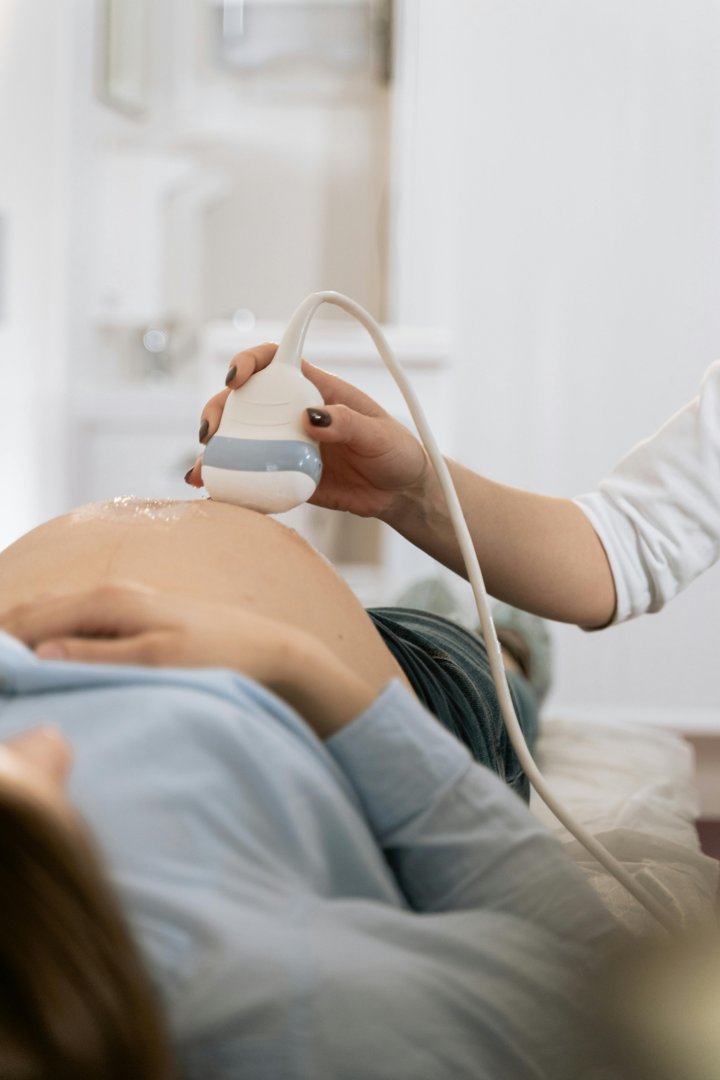 A pregnant woman getting a ultrasound | Source: Pexels
