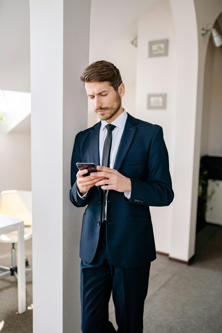 A serious man in a suit | Source: Pexels