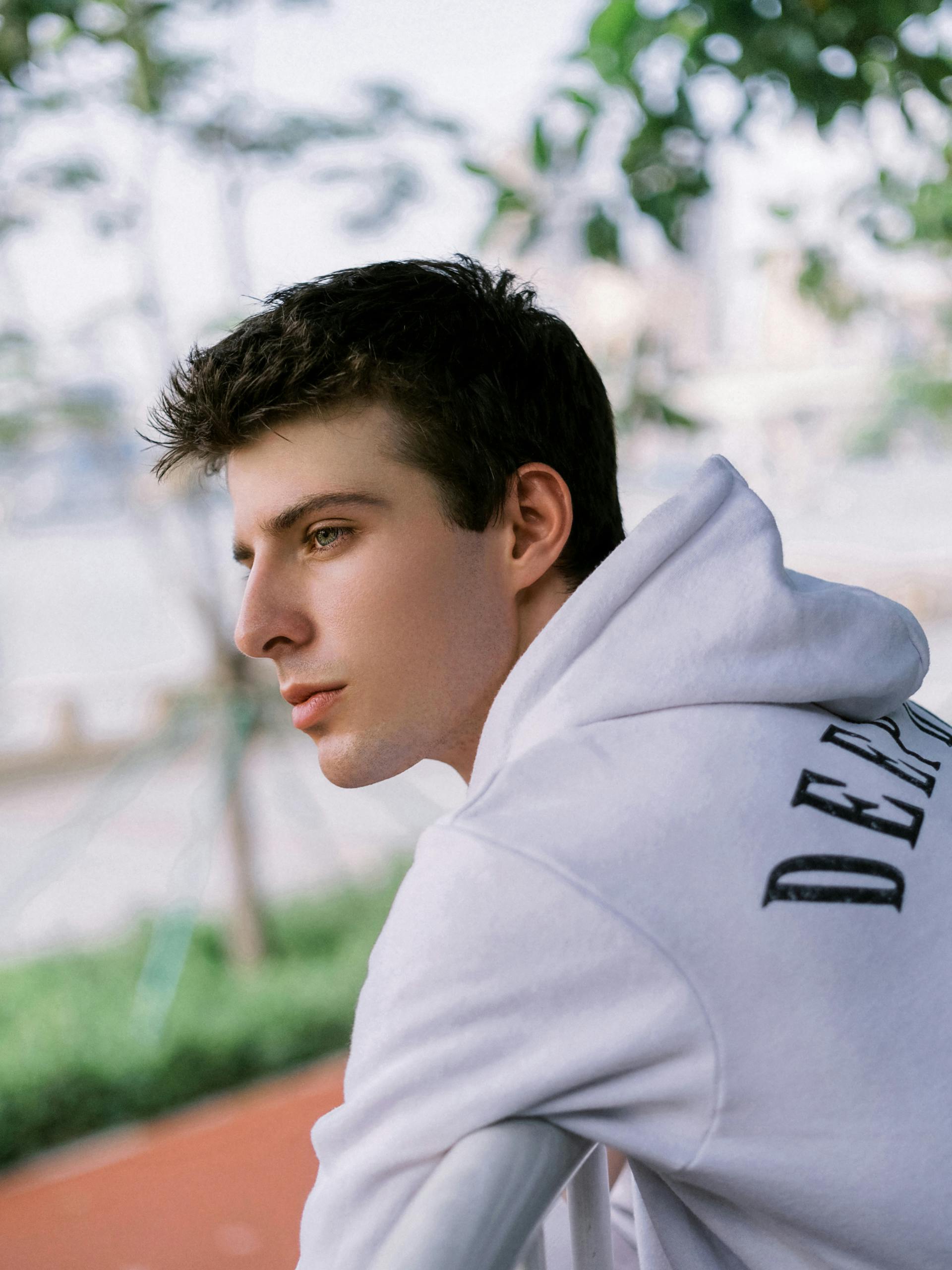 A young man standing outdoors | Source: Pexels