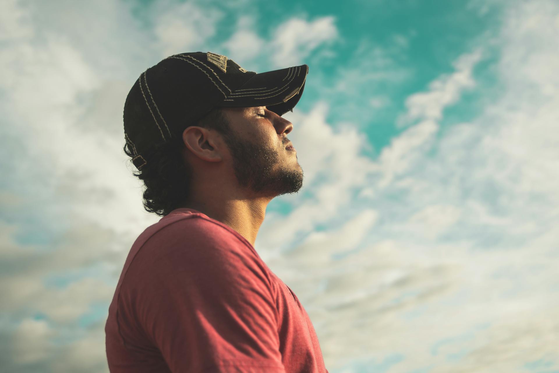 A man standing with his eyes closed | Source: Pexels
