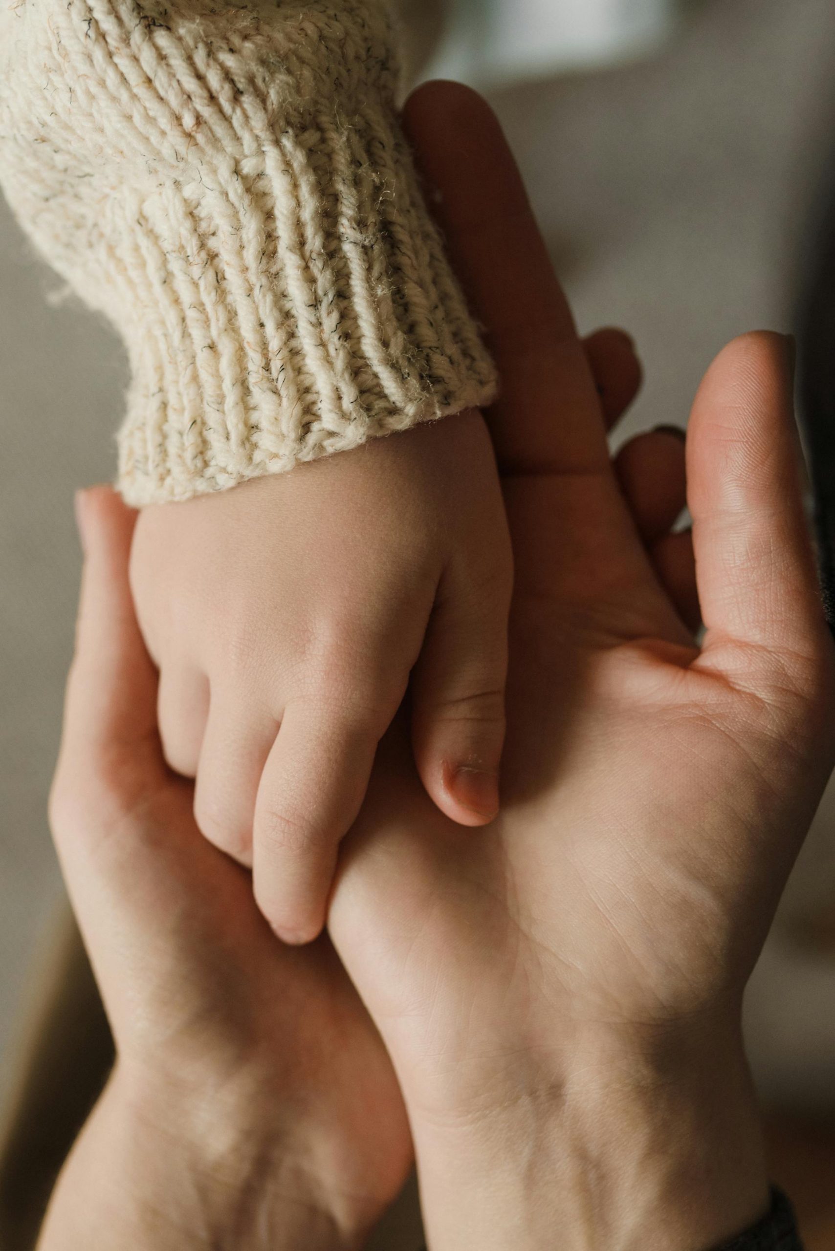A little girl holding on to her father's hands | Source: Pexels