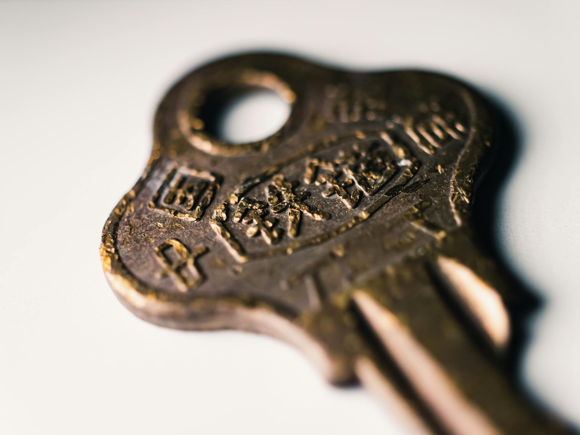 A close-up shot of a vintage brass key | Source: Pexels