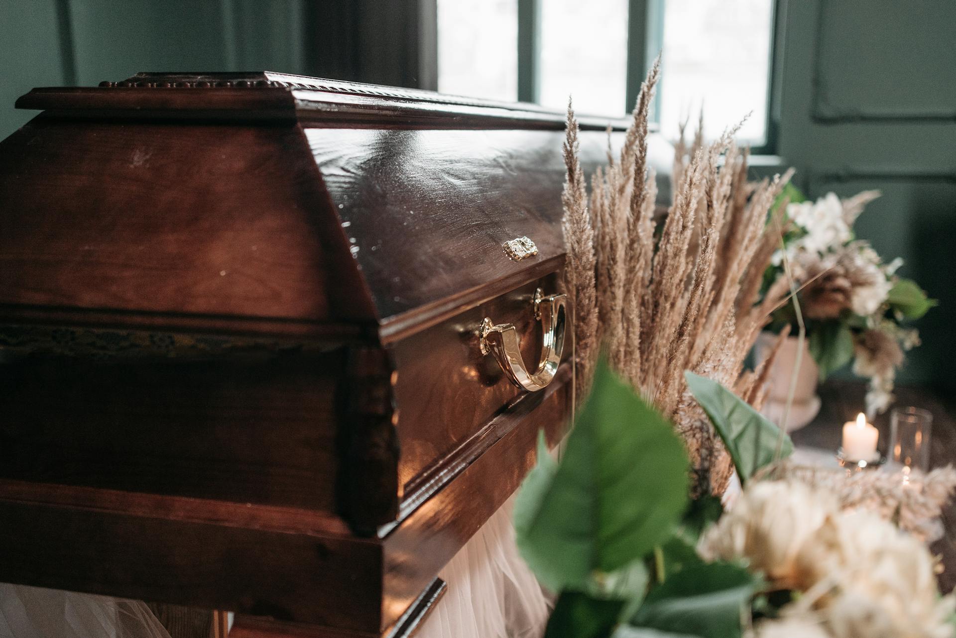 A brown wooden coffin | Source: Pexels