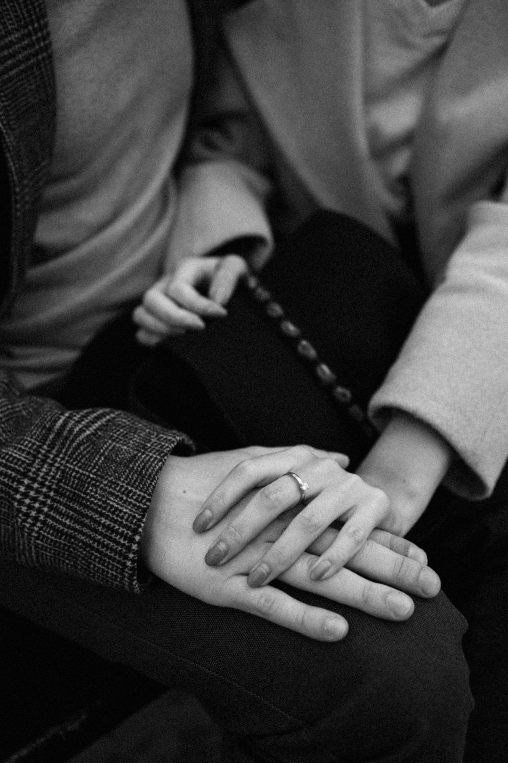 A monochrome photo of a couple holding hands | Source: Pexels