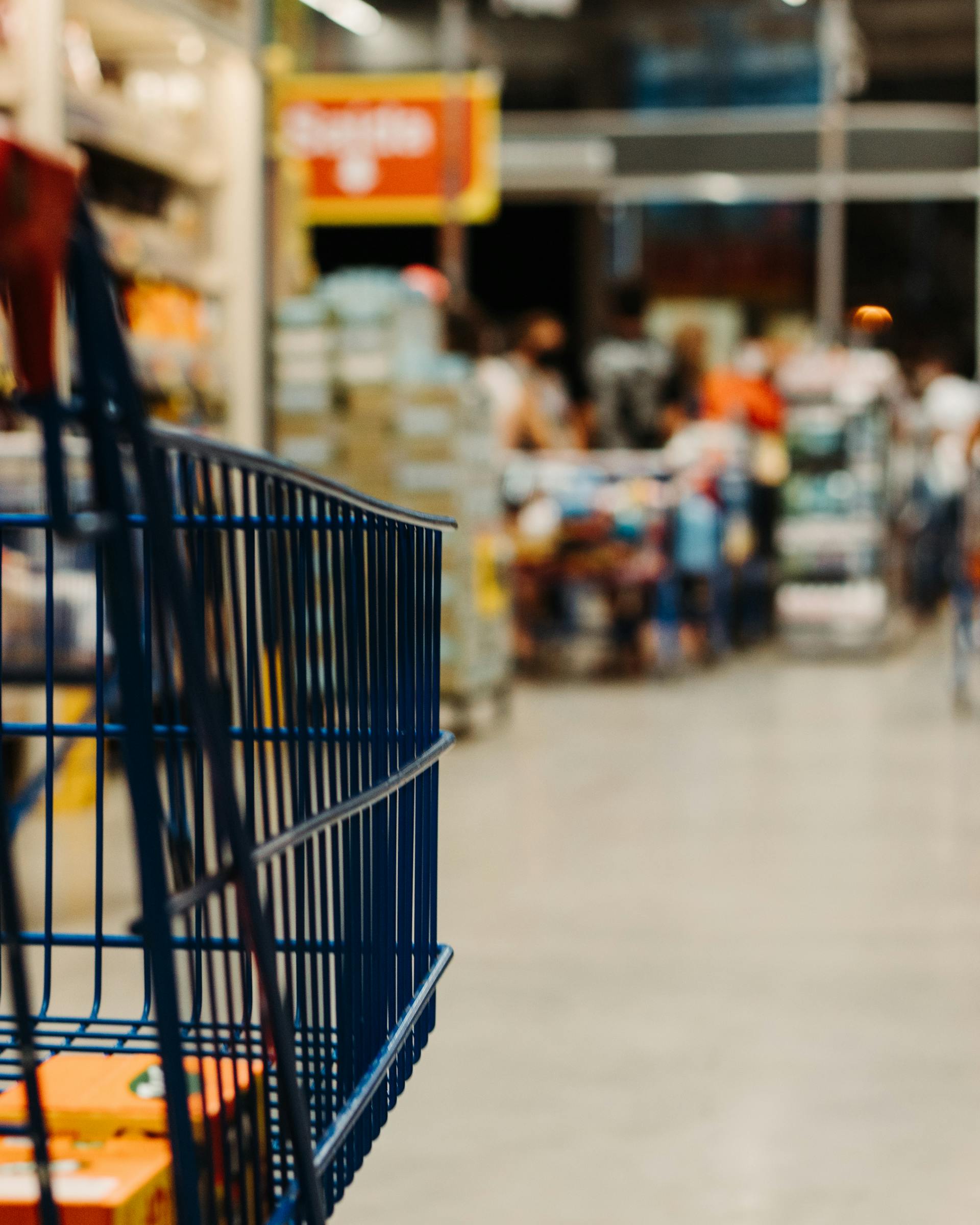 A cart in a supermarket | Source: Pexels