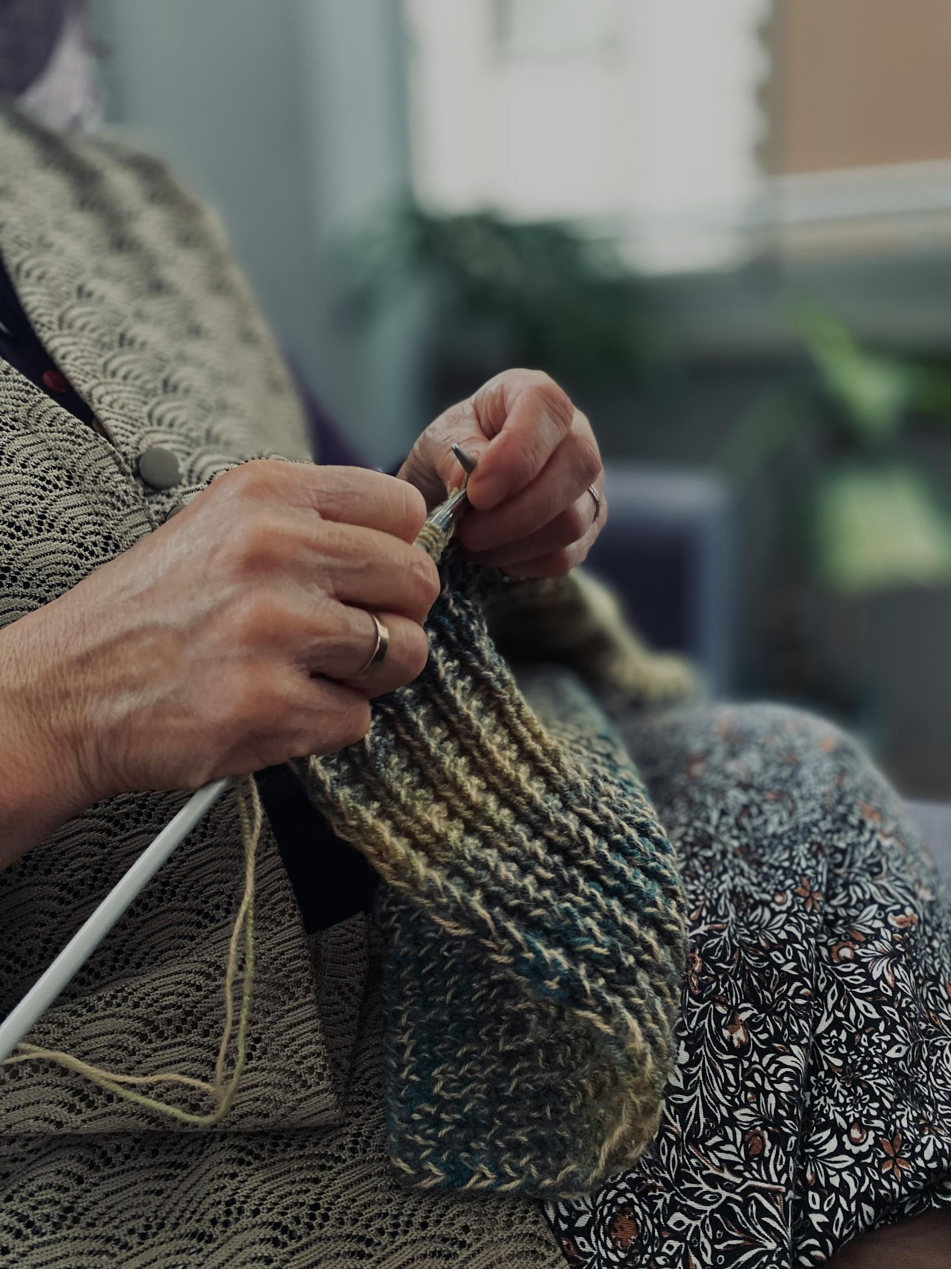 A woman knitting a sweater | Source: Pexels