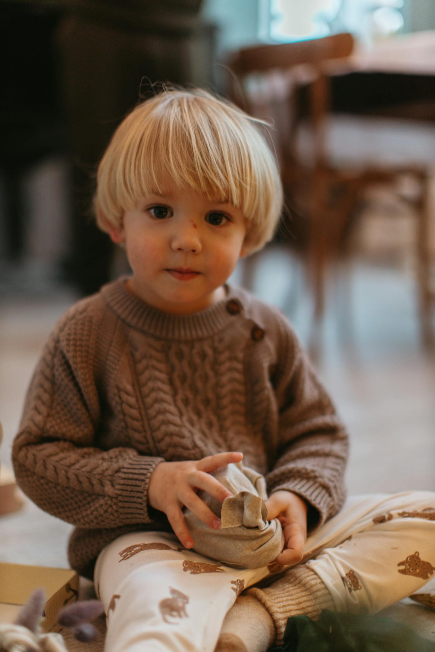 A kid wearing a sweater | Source: Pexels