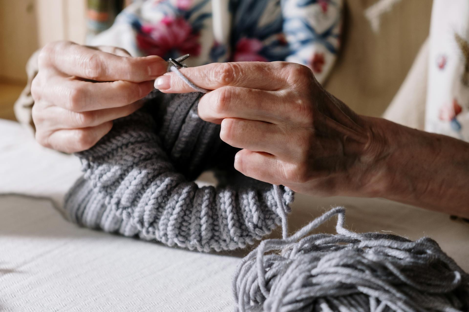 A woman knitting | Source: Pexels