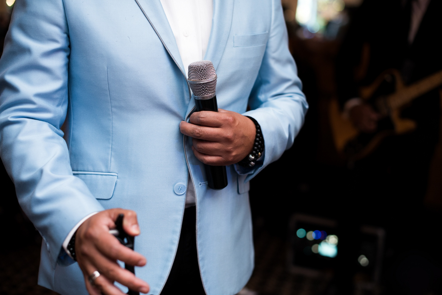 A man holding a microphone | Source: Freepik