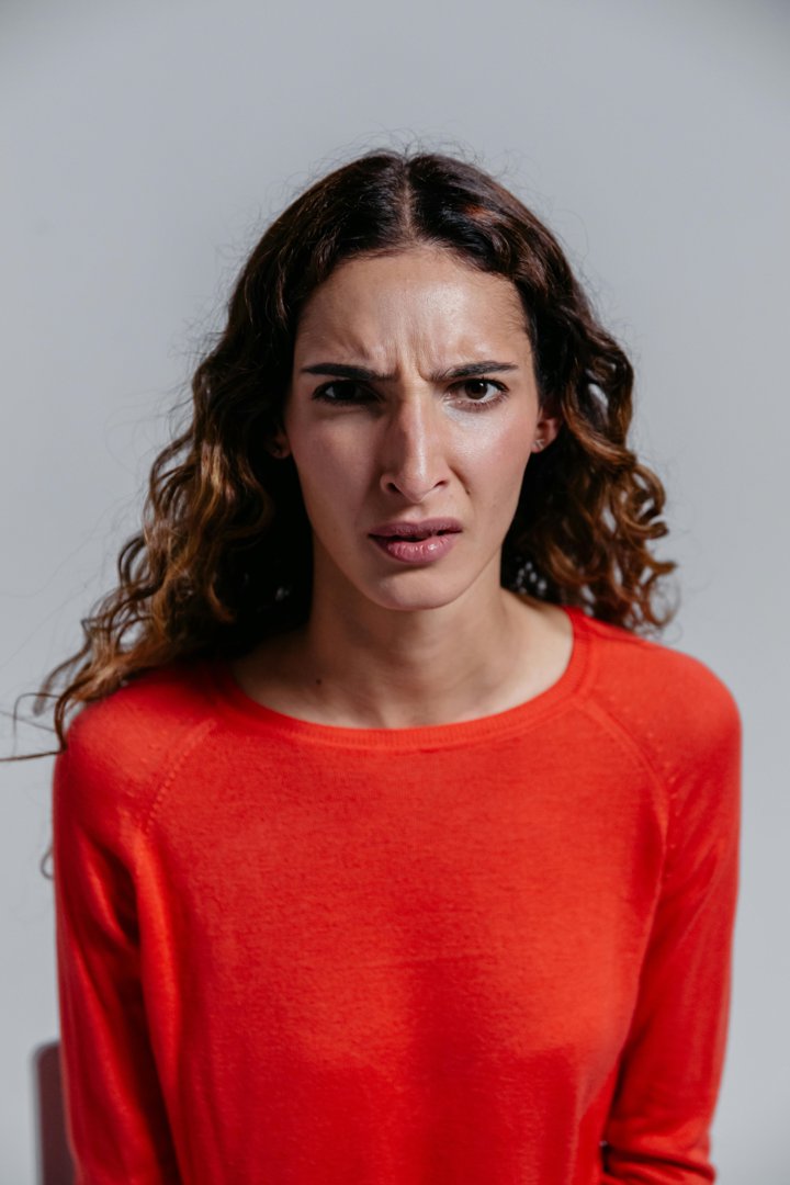 Woman with an angry facial expression | Source: Pexels