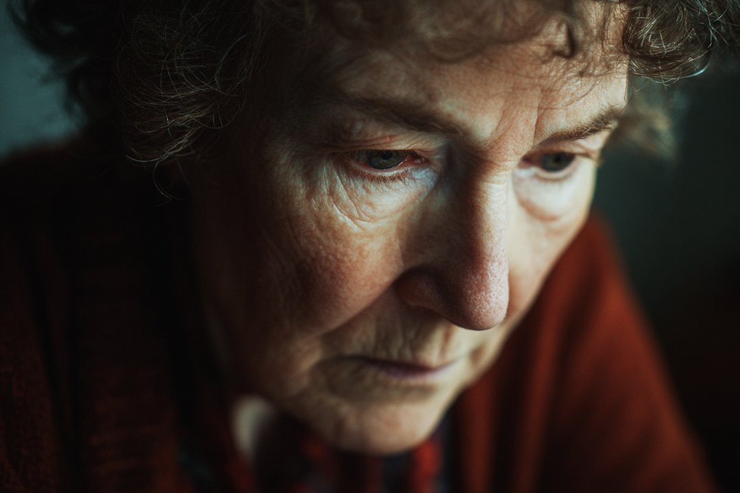 An older woman looking down | Source: Midjourney