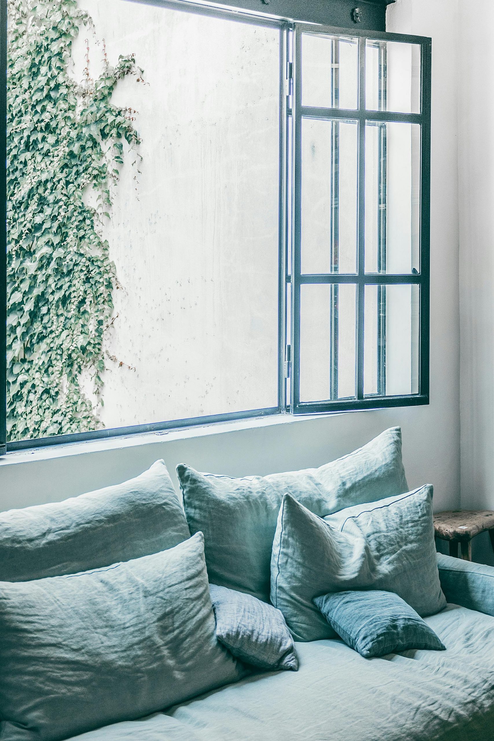 An open window in a room | Source: Pexels
