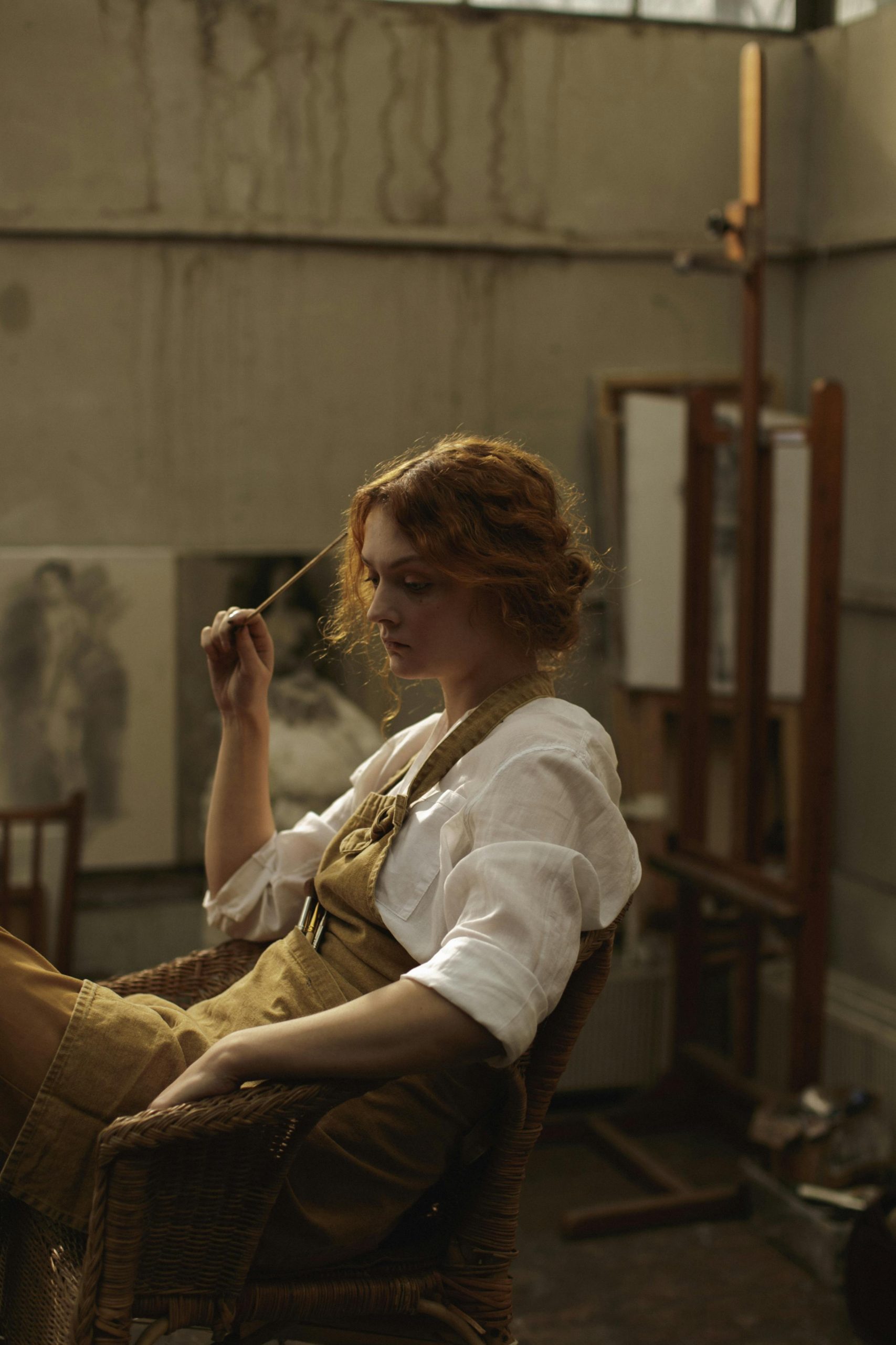 A sad woman sitting on a chair | Source: Pexels