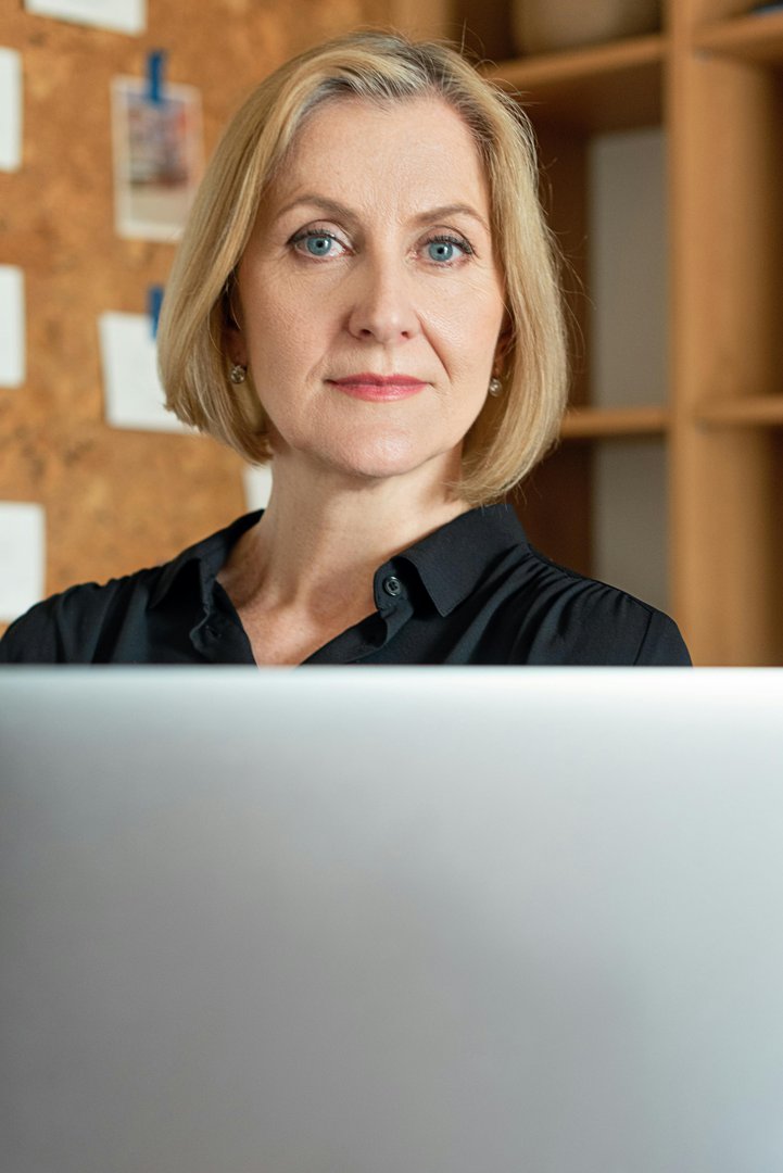 A serious woman looking straight ahead | Source: Pexels