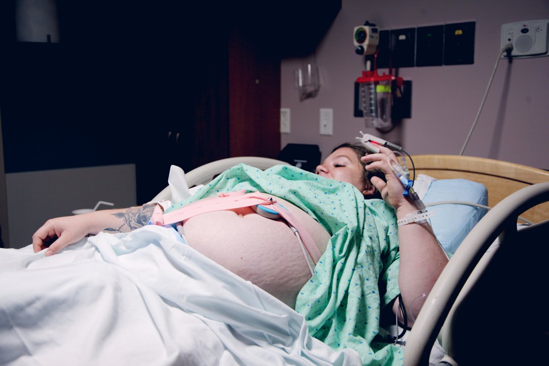 A pregnant woman lying in a hospital bed | Source: Unsplash