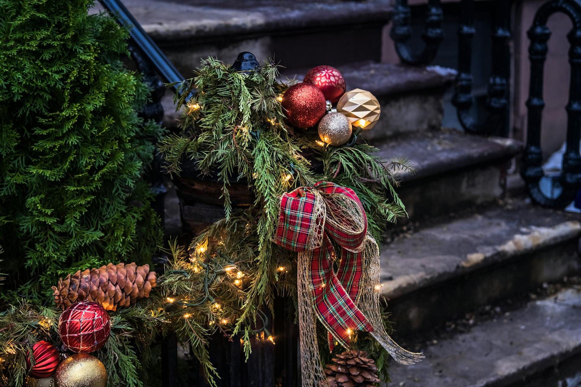Christmas decorations outside a house | Source: Pexels
