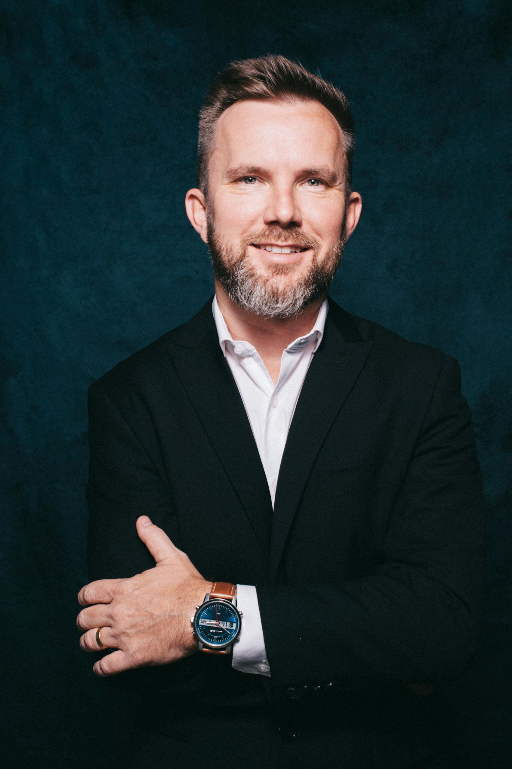 A smiling middle-aged man in a suit | Source: Pexels