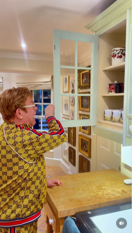 The moment the cabinet croons