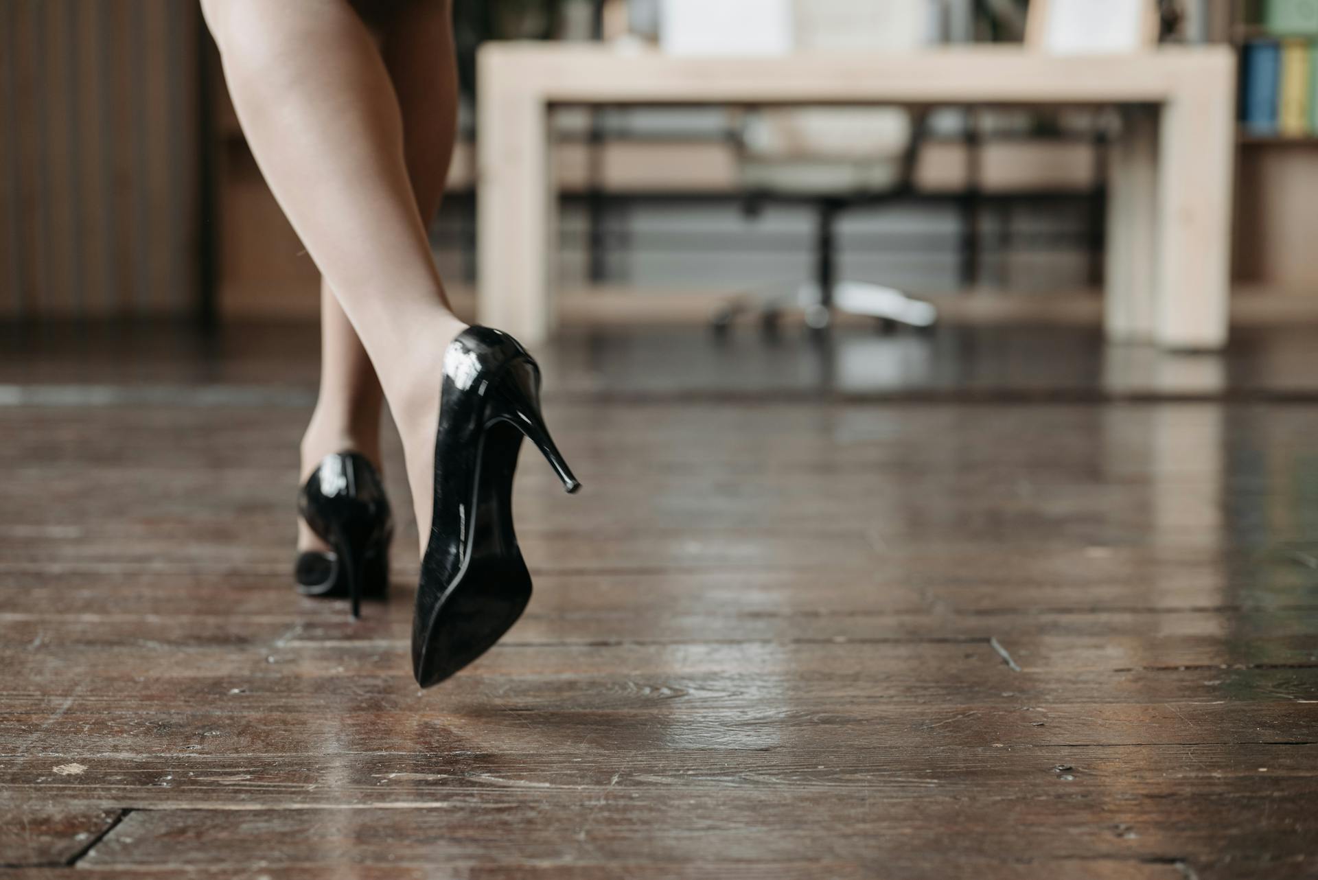 A woman in black heels walking in a room | Source: Pexels