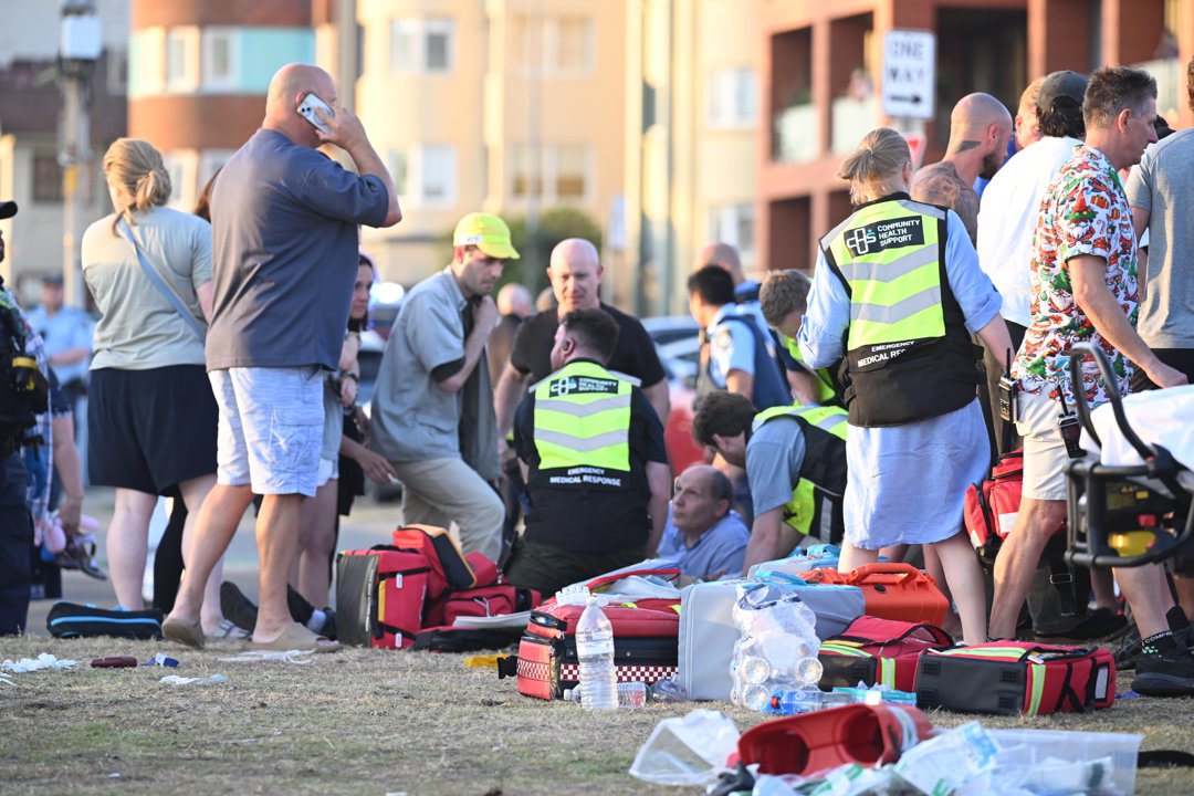 Emergency responders treated victims directly on the grass as chaos unfolded around them. With medical kits and water bottles strewn across the scene, volunteers and professionals worked side by side to tend to the wounded and save lives in the crucial moments after the attack.