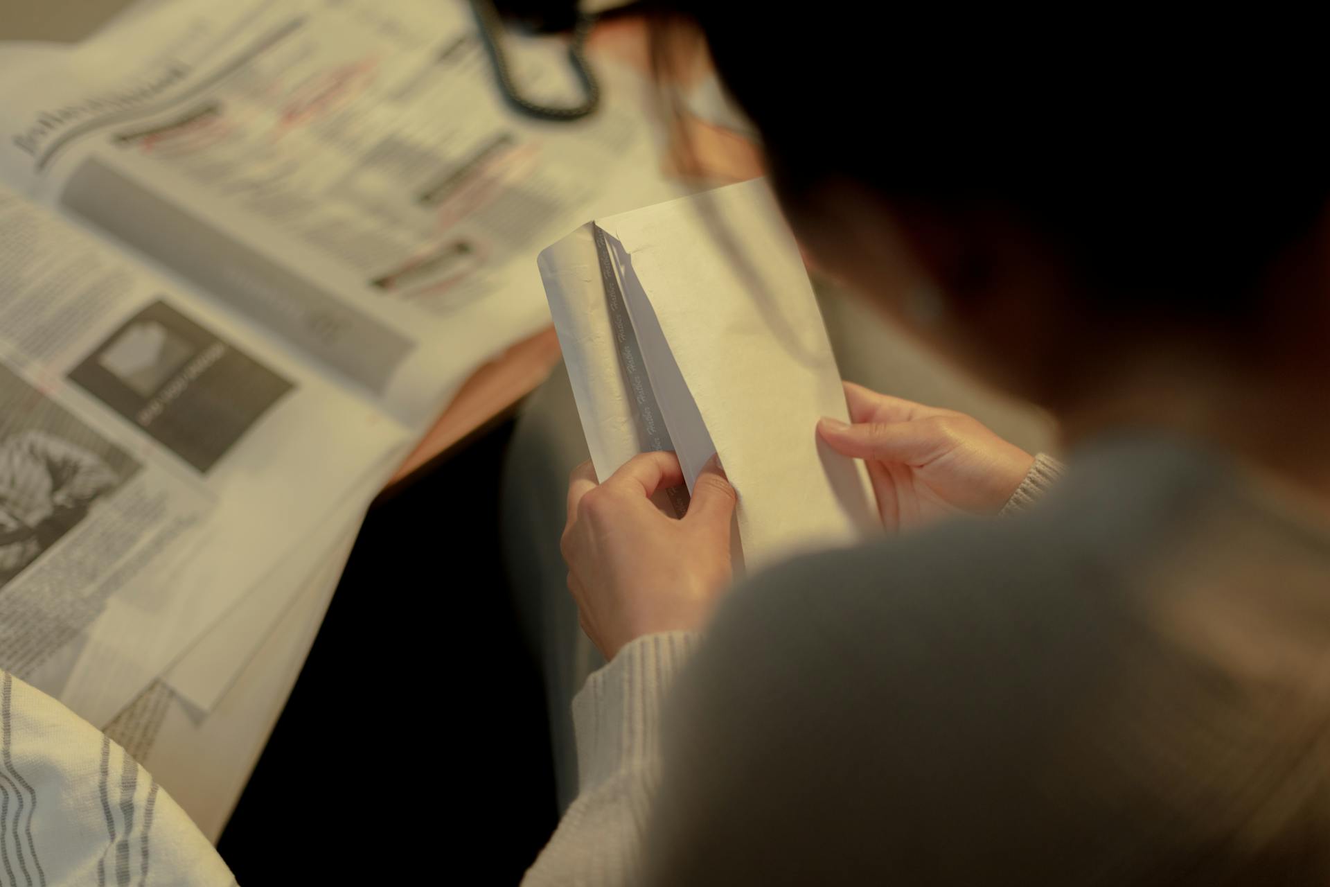 A woman opening an envelope | Source: Pexels