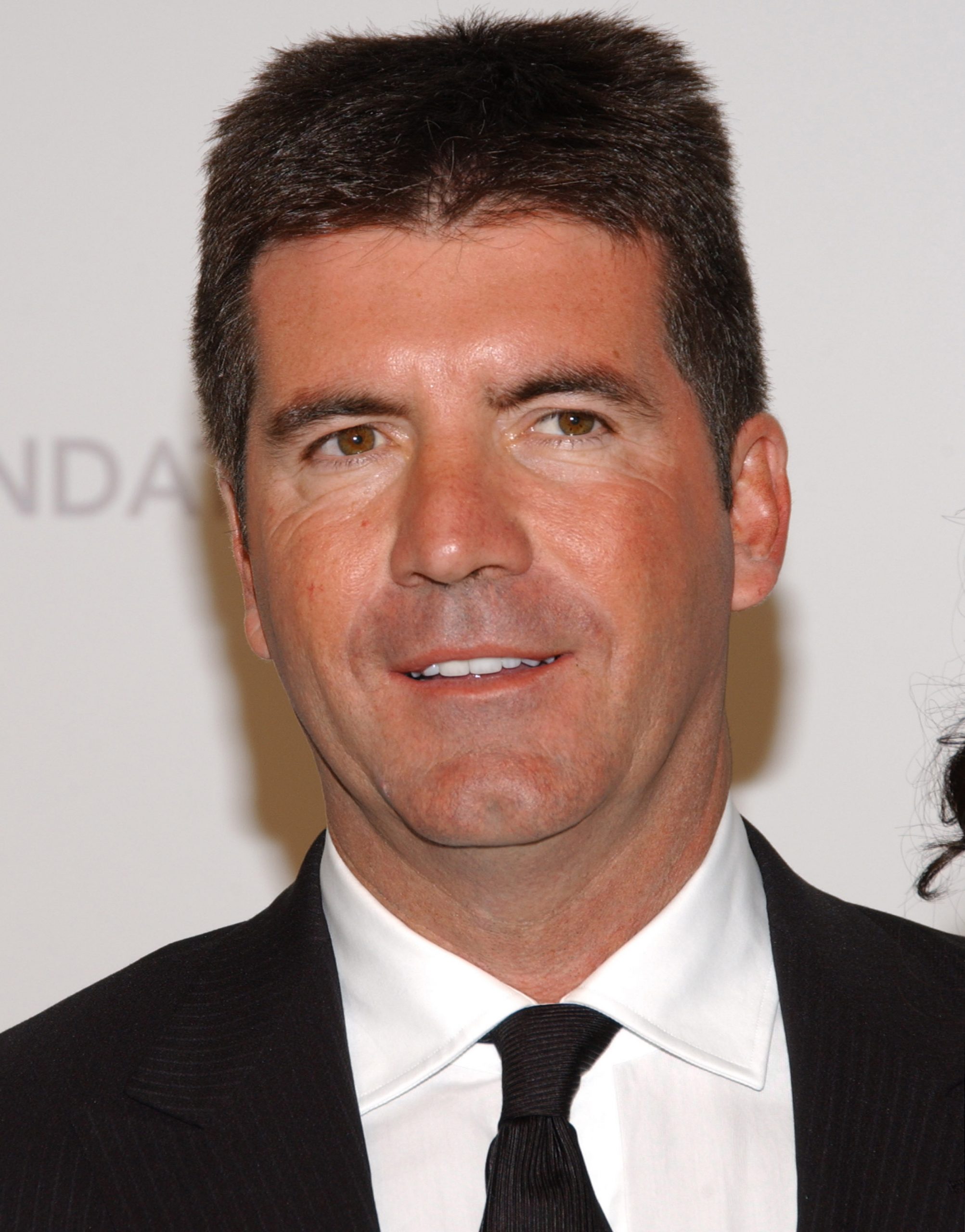 Commanding the spotlight at Elton John's 2007 Oscar party, Cowell steps out in classic black. At the height of his global influence, he glides through awards season as a polished industry heavyweight with transatlantic reach.