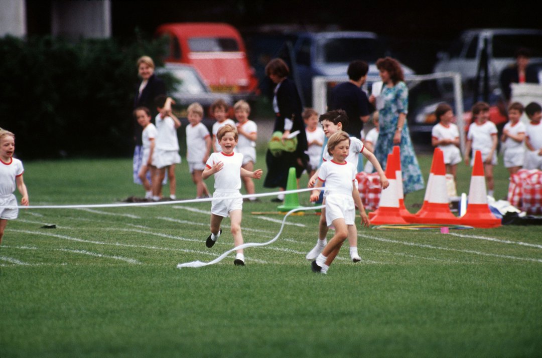 With his gaze fixed ahead and arms pumping, the little prince dashed towards the finish line during another race, cheered on by classmates and parents. The scene was pure joy &mdash; a royal in miniature, taking part like any other child on an ordinary school field.