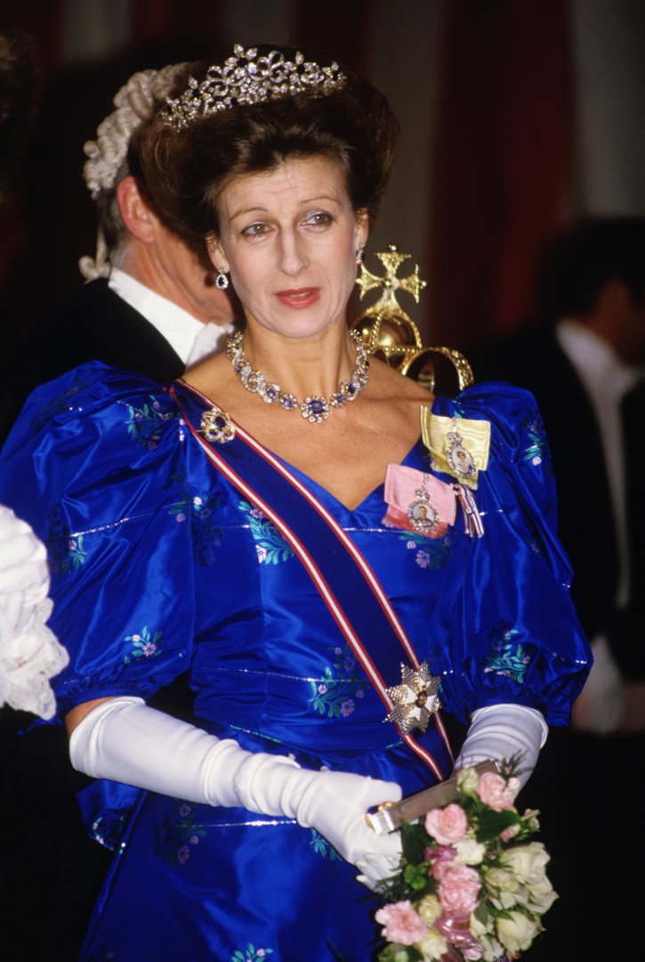 Draped in a vivid blue gown and dazzling in diamonds, Princess Alexandra arrives at a state banquet in honour of Malawi's then-President Hastings Banda on 17 April 1985. With her tiara gleaming and white opera gloves in place, she epitomises royal glamour at its most refined.