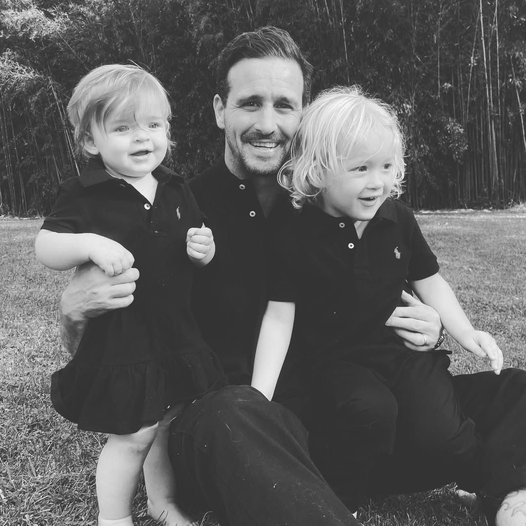 In a black-and-white photo, James Ransone and his children Jack and Violet give the camera big smiles, from a post dated June 20, 2022. | Source: Instagram/skippermcphee