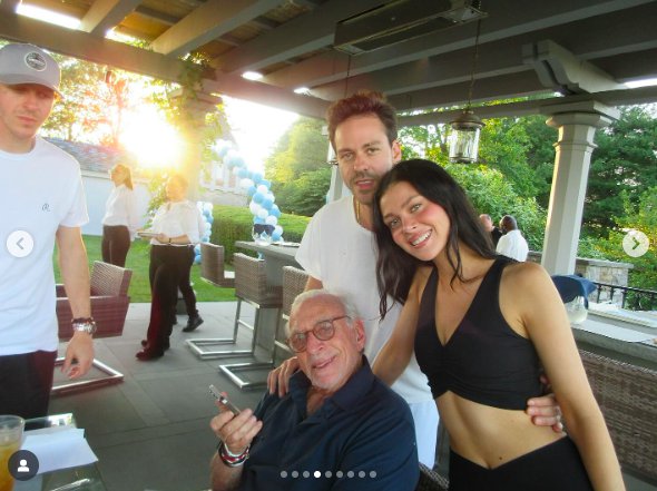 Nicola Peltz  Beckham posing for a photo with her dad, Nelson Peltz, and other relatives. | Source: Instagram/nicolaannepeltzbeckham